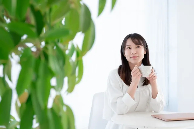 一息つく女性